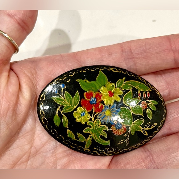 Vintage hand-painted black Russian lacquer wood brooch. roses bouquet, EUC - Picture 5 of 7